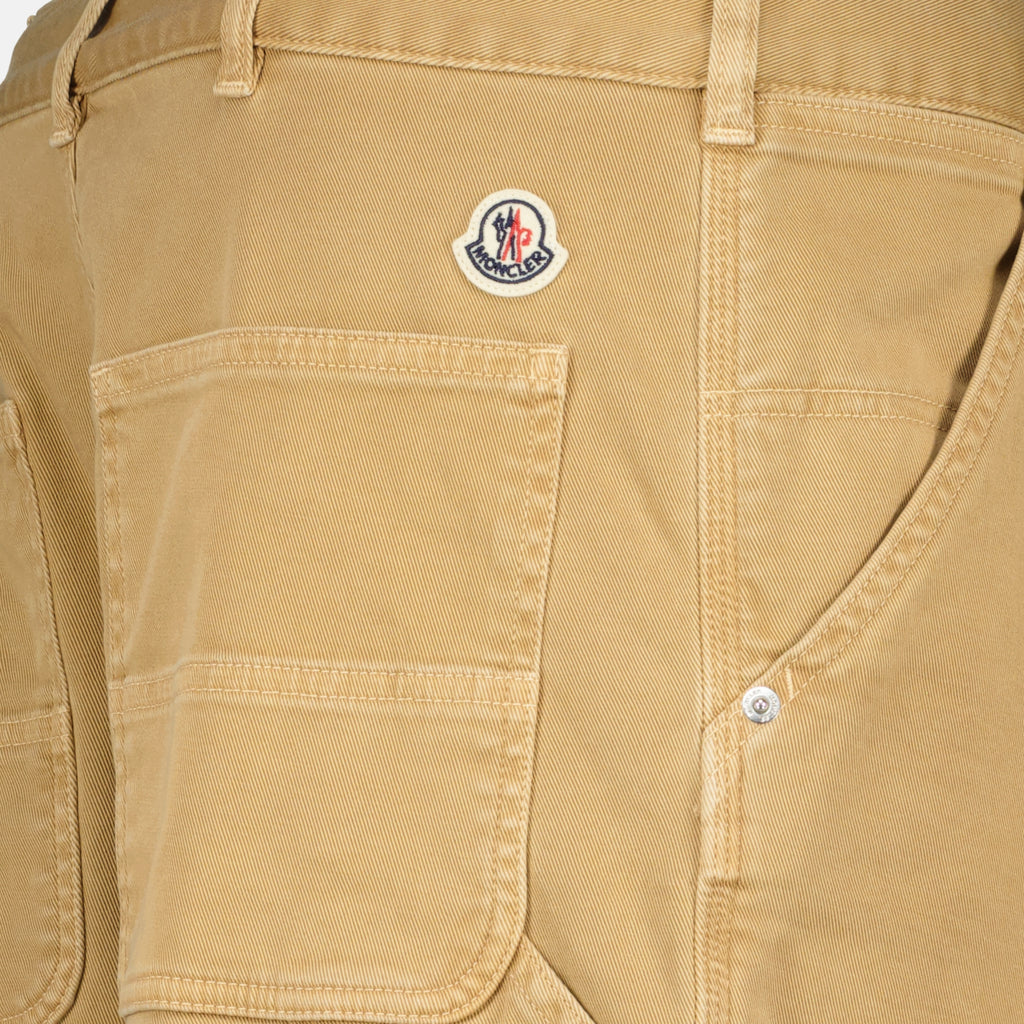 Imagen del pantalón cargo beige de Moncler para hombre - Temporada Primavera-Verano 2026 - Vista Detallada_1