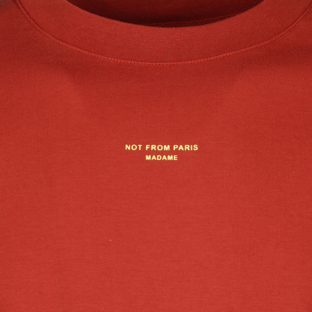 男性用ブランドDrole De Monsieurの赤いスローガンTシャツの記事画像 - 2026年春夏 - 詳細ビュー_2