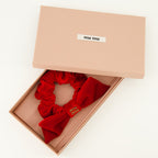 Imagen del chouchou de terciopelo rojo de la marca Miu Miu para mujer - Temporada Primavera-Verano 2026 - Vista Detallada_3