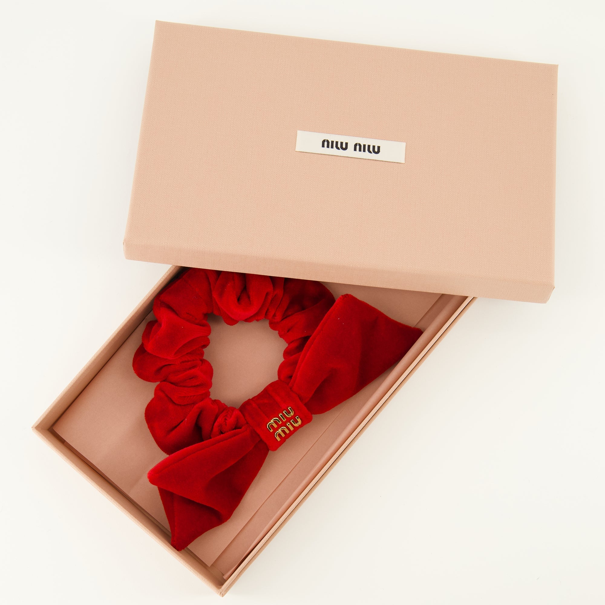 Bild des roten Samt-Haargummis von Miu Miu für Damen - Frühjahr-Sommer 2026 - Detaillierte Ansicht_3