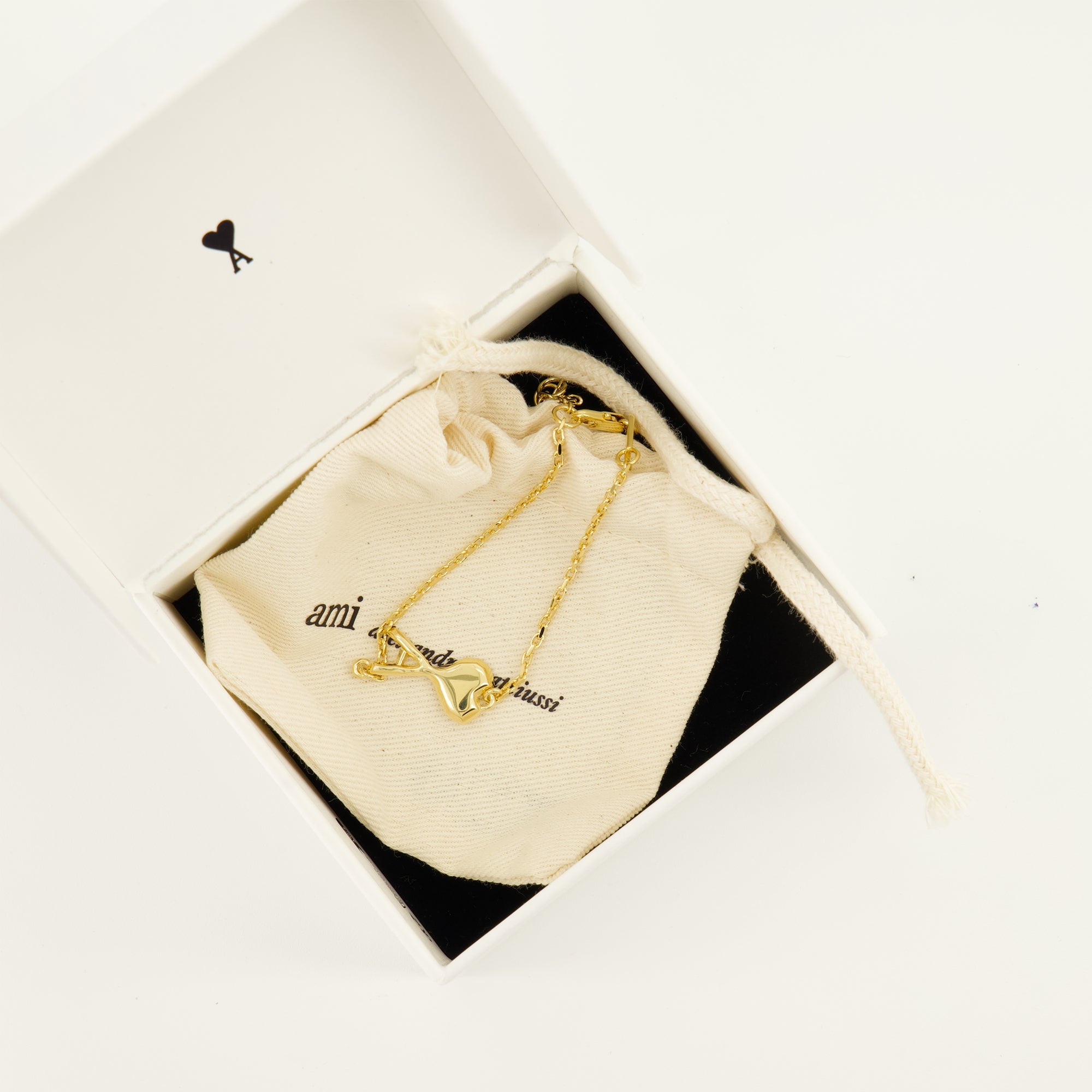 Image of the AMI golden heart bracelet from the brand Ami PARIS for Unisex - Spring-Summer 2026 - Detailed View_3