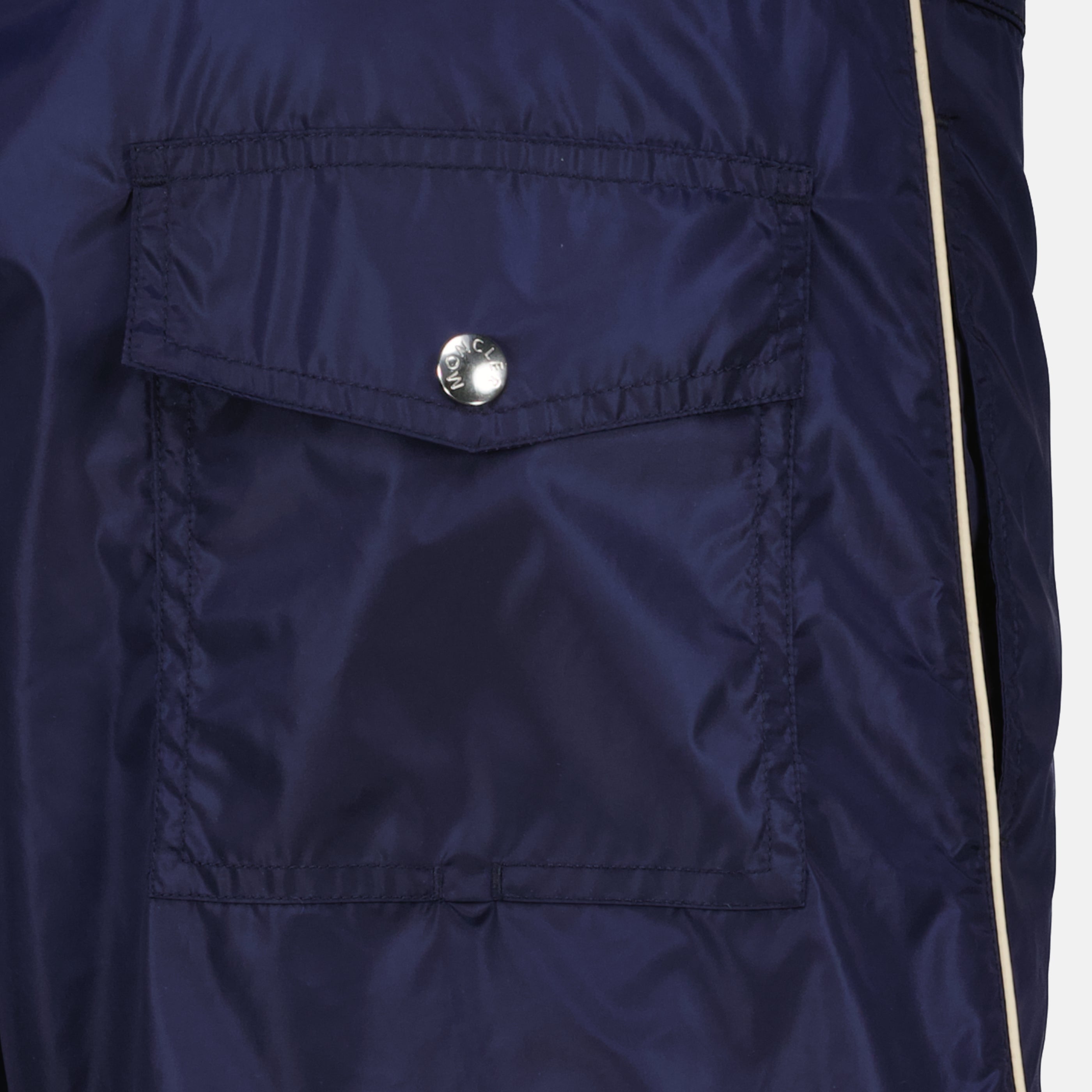 Image de l'article Short de bain liseré bleu marine en nylon de la marque Moncler pour Homme - Saison Printemps-Été 2026 - Vue détaillée_1