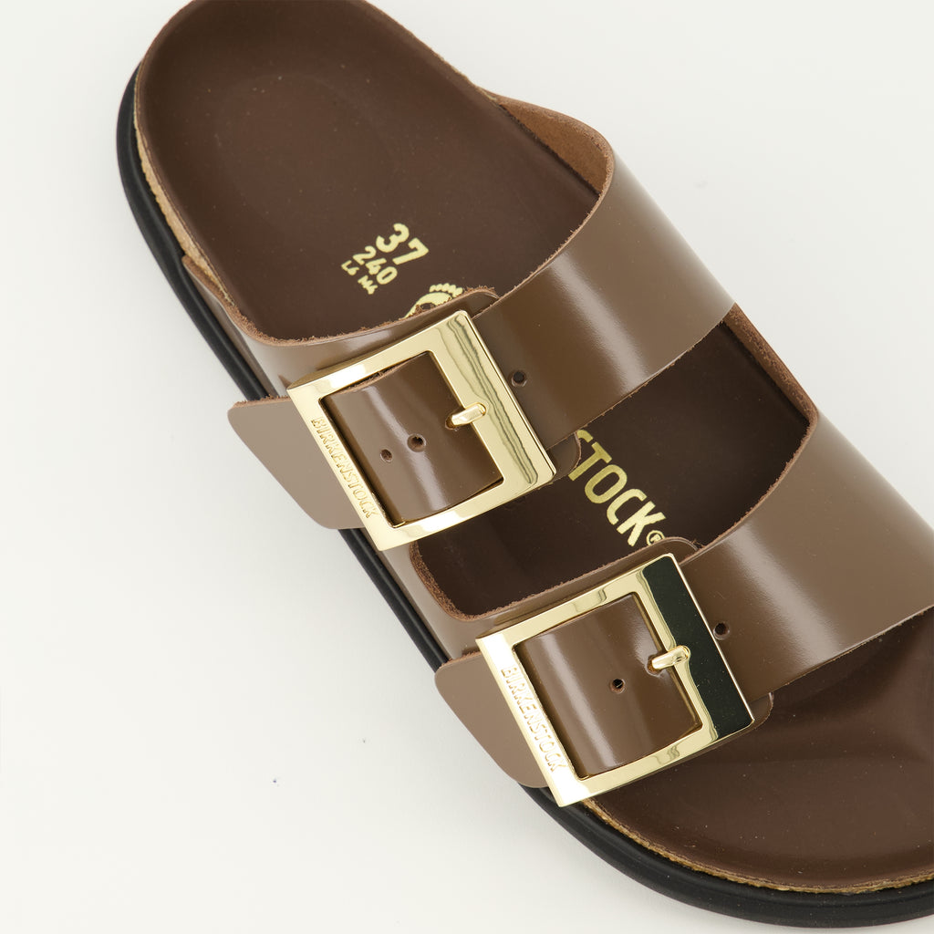 Immagine delle sandali Birkenstock Arizona Droplet Buckle marroni per donna - Stagione Primavera-Estate 2026 - Vista dettagliata dall'alto