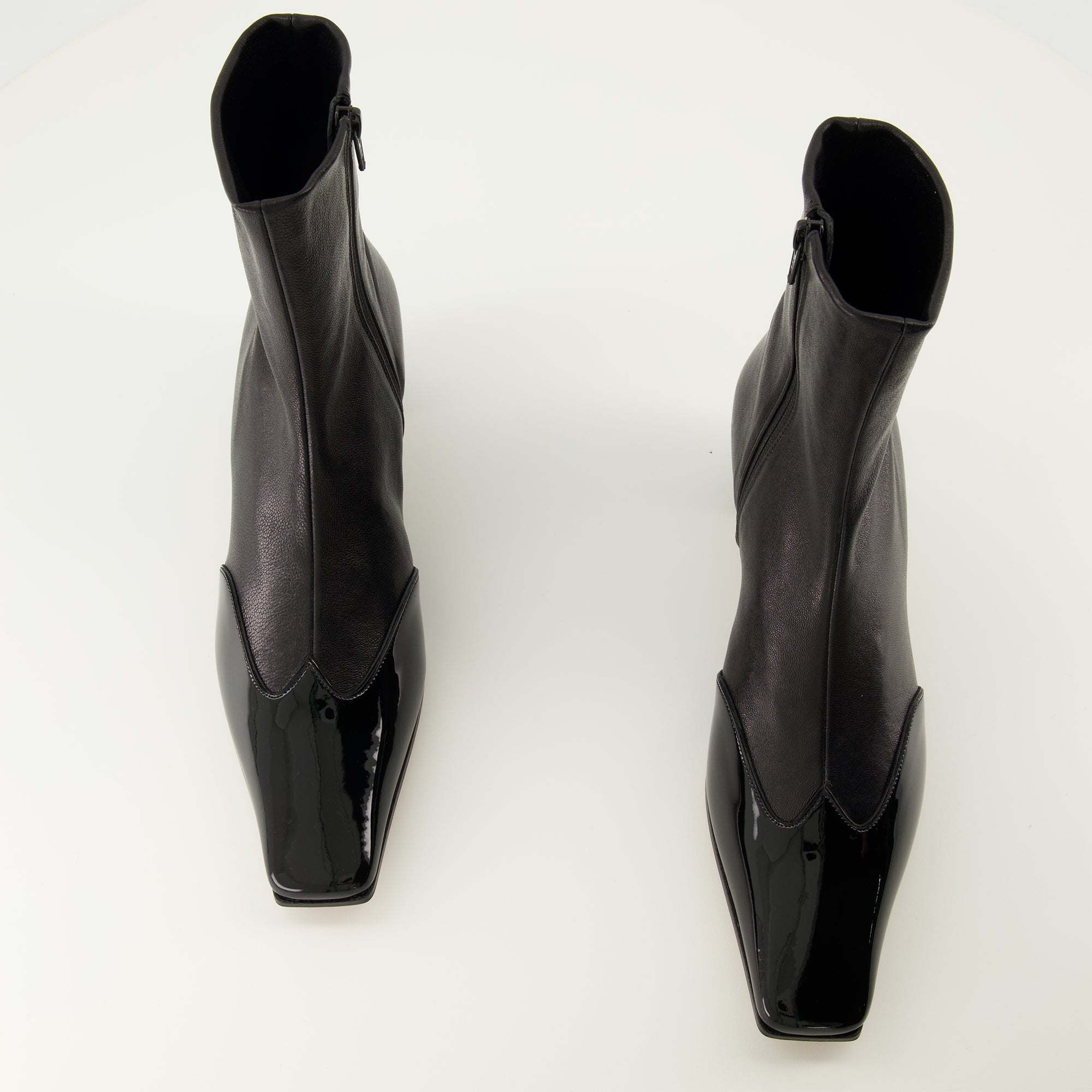 Imagem dos Botins Nevada negros da marca Khaite para Mulher - Temporada Outono-Inverno 2025 - Vista de cima do par de sapatos