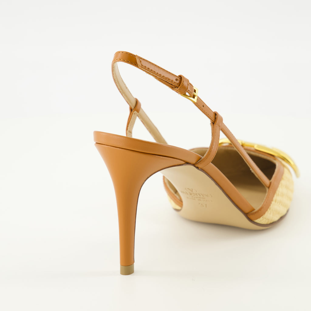 バレンティノ・ガラヴァーニのレディース用ベージュラフィアVLogoパンプスの画像 - 2026年春夏シーズン - 後ろのビュー