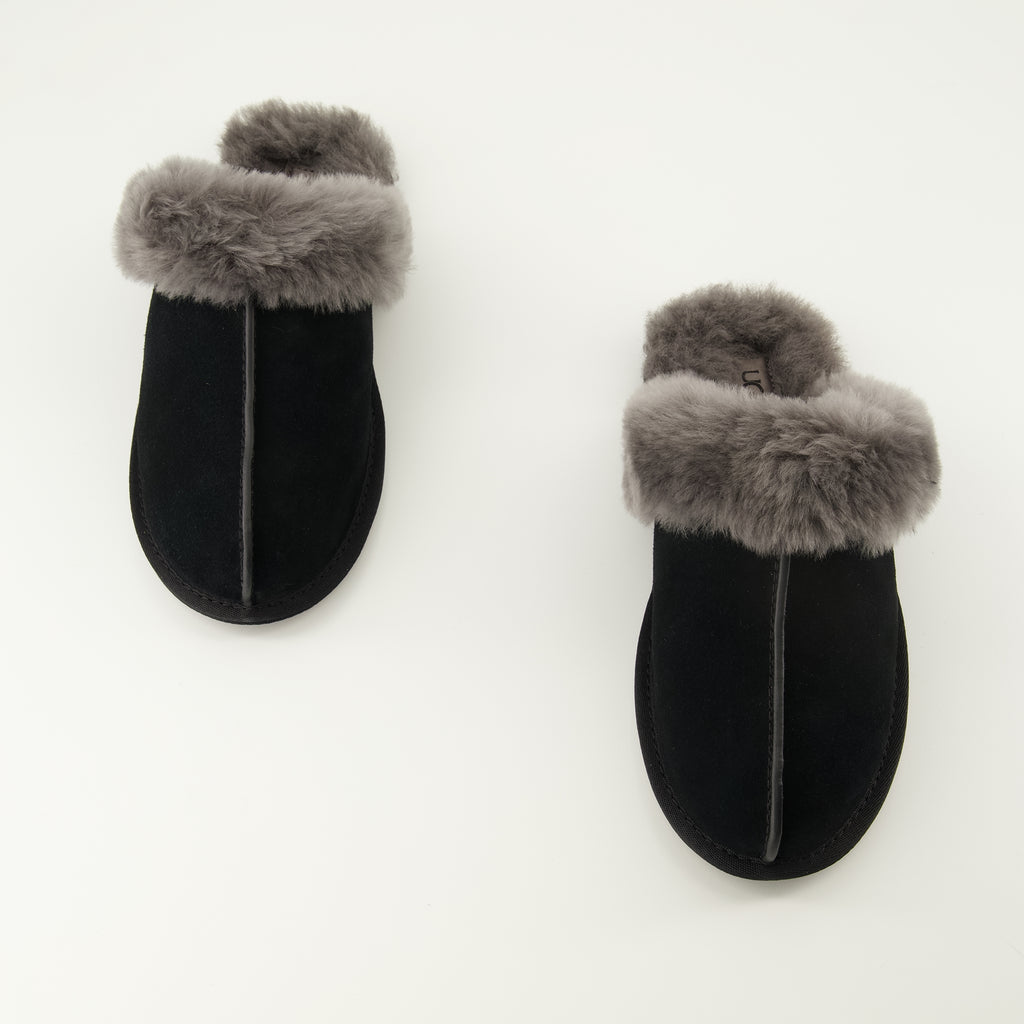 ユニセックス用のUggのスカフェットII黒スリッパの画像 - 2026年春夏シーズン - 詳細ビュー4