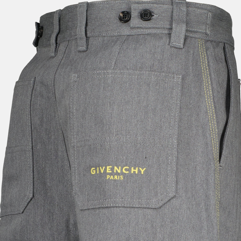 Immagine dei pantaloni cargo in denim grigio da uomo di Givenchy - Collezione Primavera-Estate 2026 - Vista Dettagliata_2
