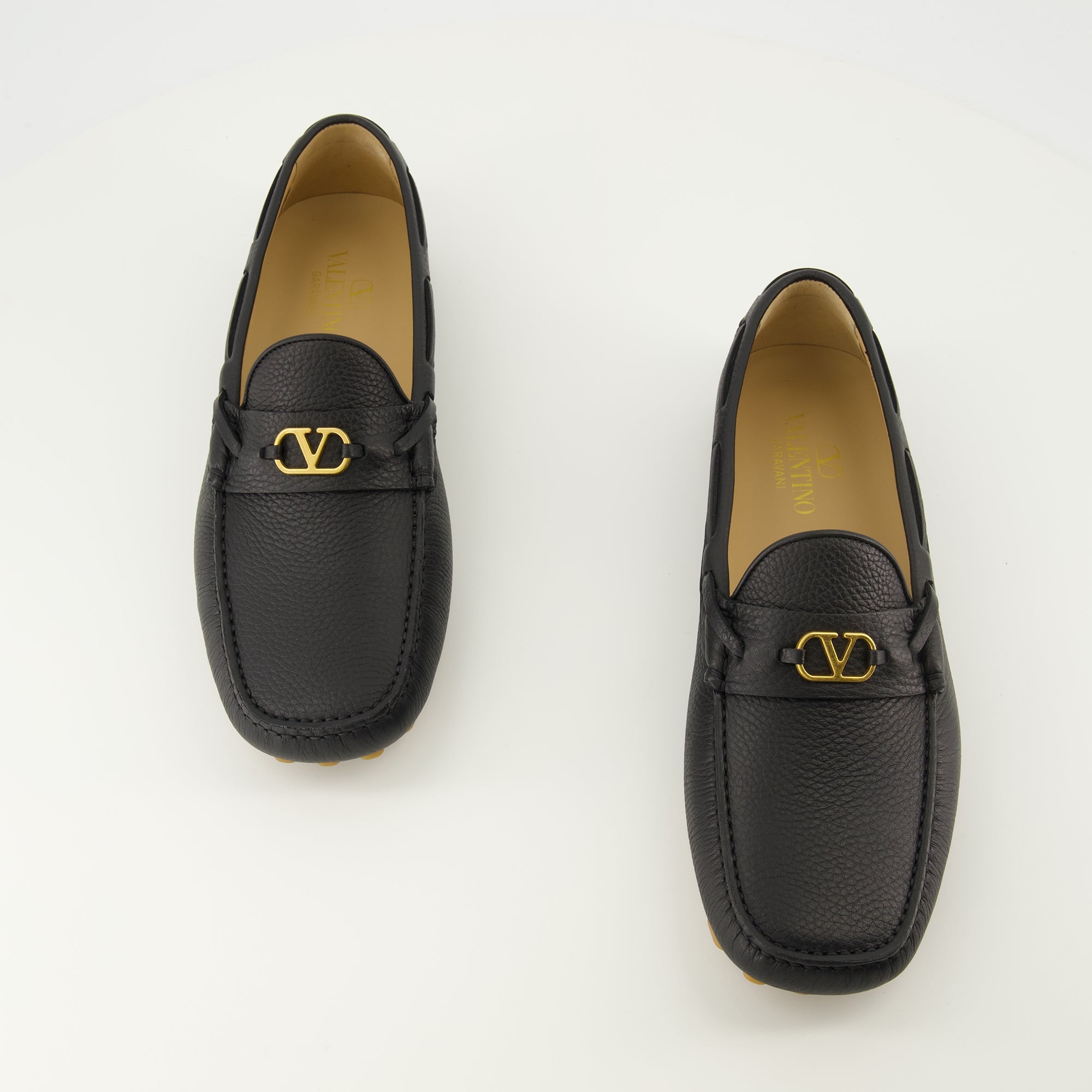 Image de l'article Mocassins Driver en cuir noir de la marque Valentino Garavani pour Homme - Saison Printemps-Été 2026 - Vue de dessus paire de chaussure