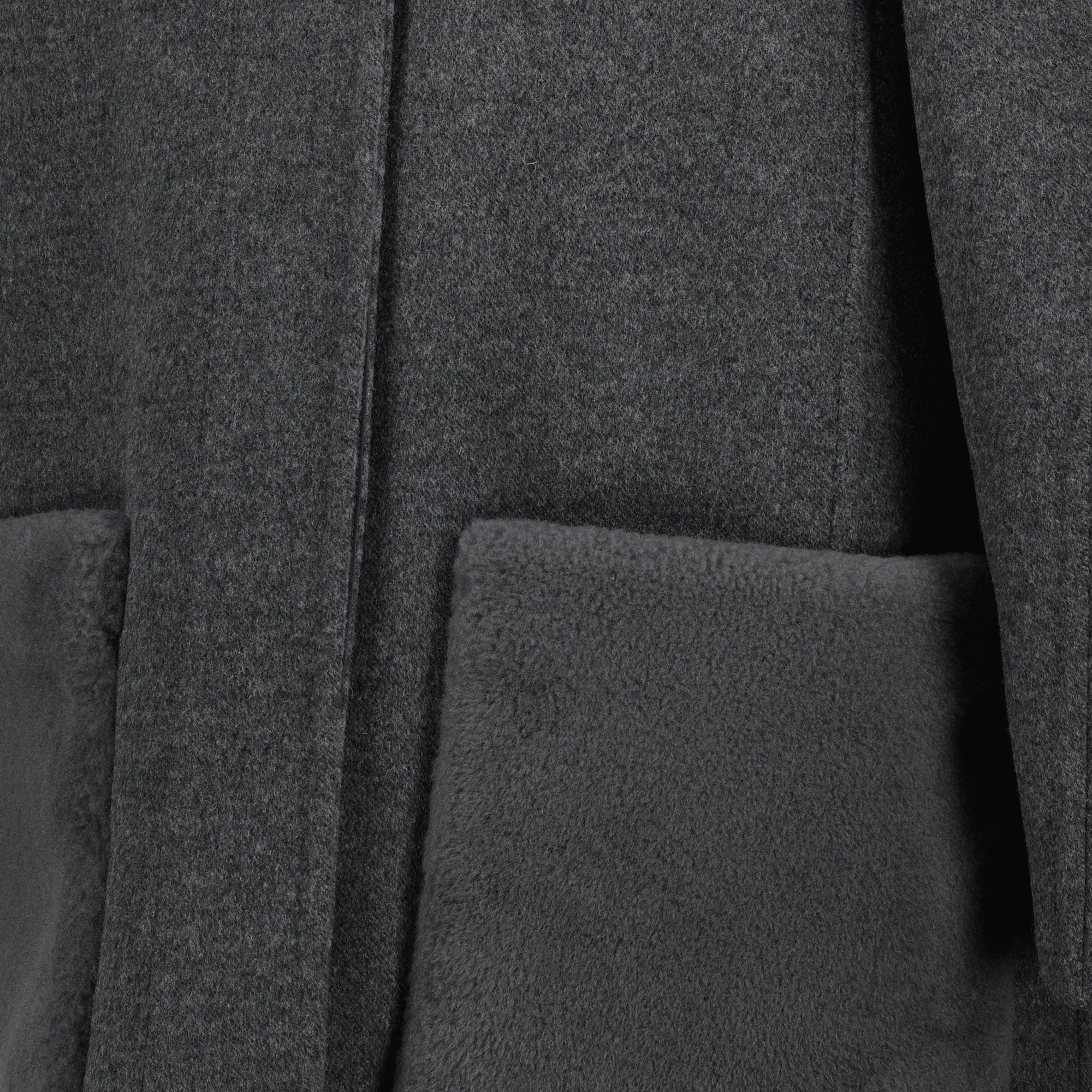 Image de l'article Manteau FF en laine gris de la marque Fendi pour Femme - Saison Automne-Hiver 2025 - Vue détaillée_2