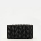 Imagen de la billetera cruzada negra de la marca Miu Miu para mujer - Temporada Primavera-Verano 2026 - Vista Trasera