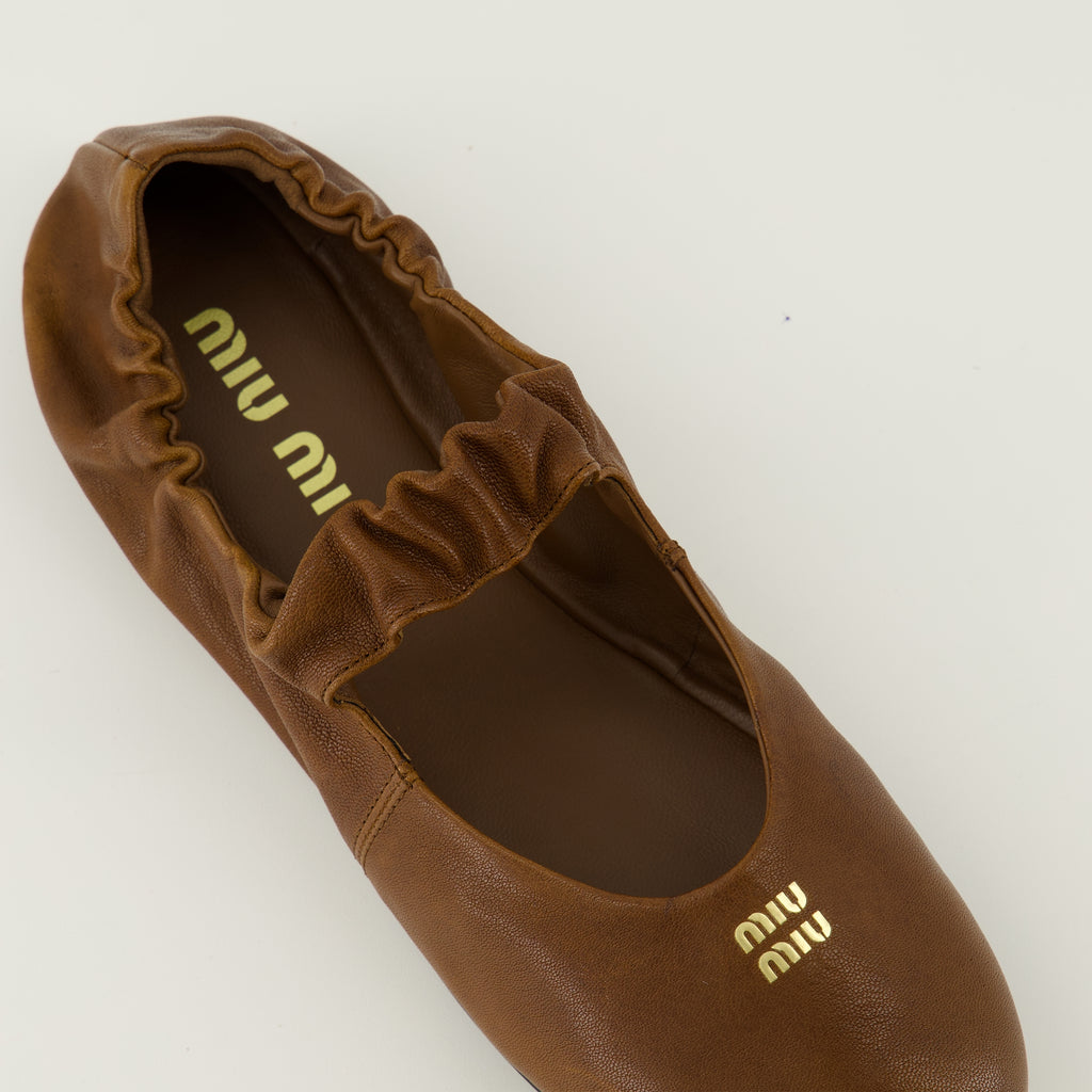 Image de l'article Ballerines Ruches en cuir marron de la marque Miu Miu pour Femme - Saison Printemps-Été 2026 - Vue de dessus paire de chaussure