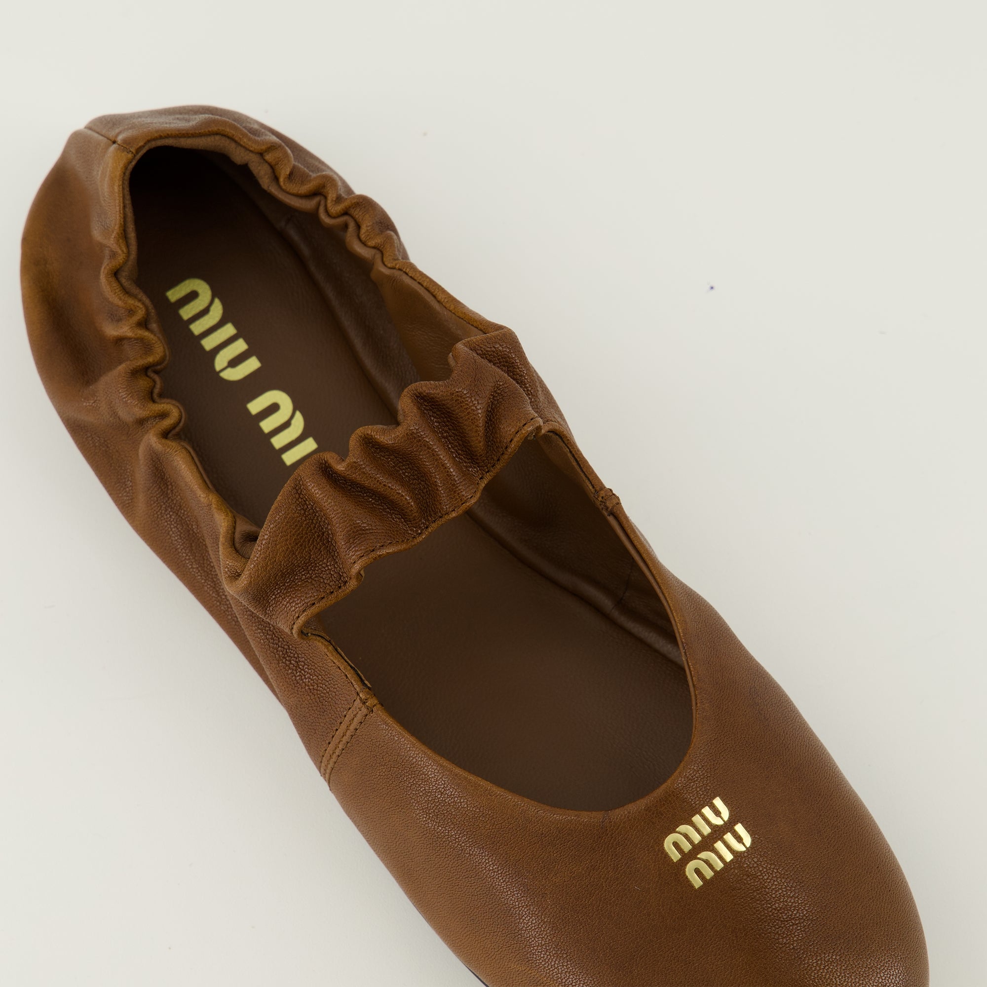 Image de l'article Ballerines Ruches en cuir marron de la marque Miu Miu pour Femme - Saison Printemps-Été 2026 - Vue de dessus paire de chaussure