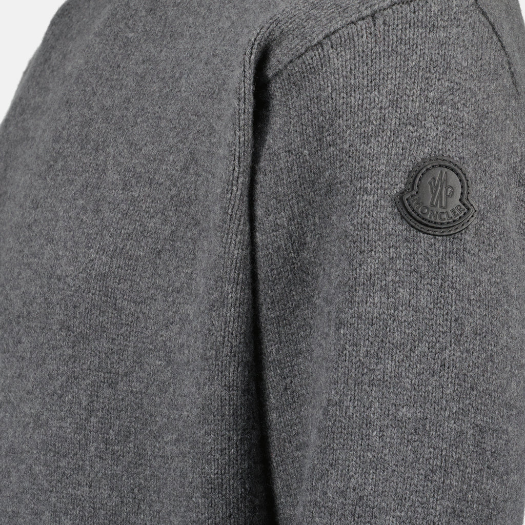 Image of the Men's gray wool and cashmere sweater from the brand Moncler - Autumn-Winter 2025 - Detailed View_1