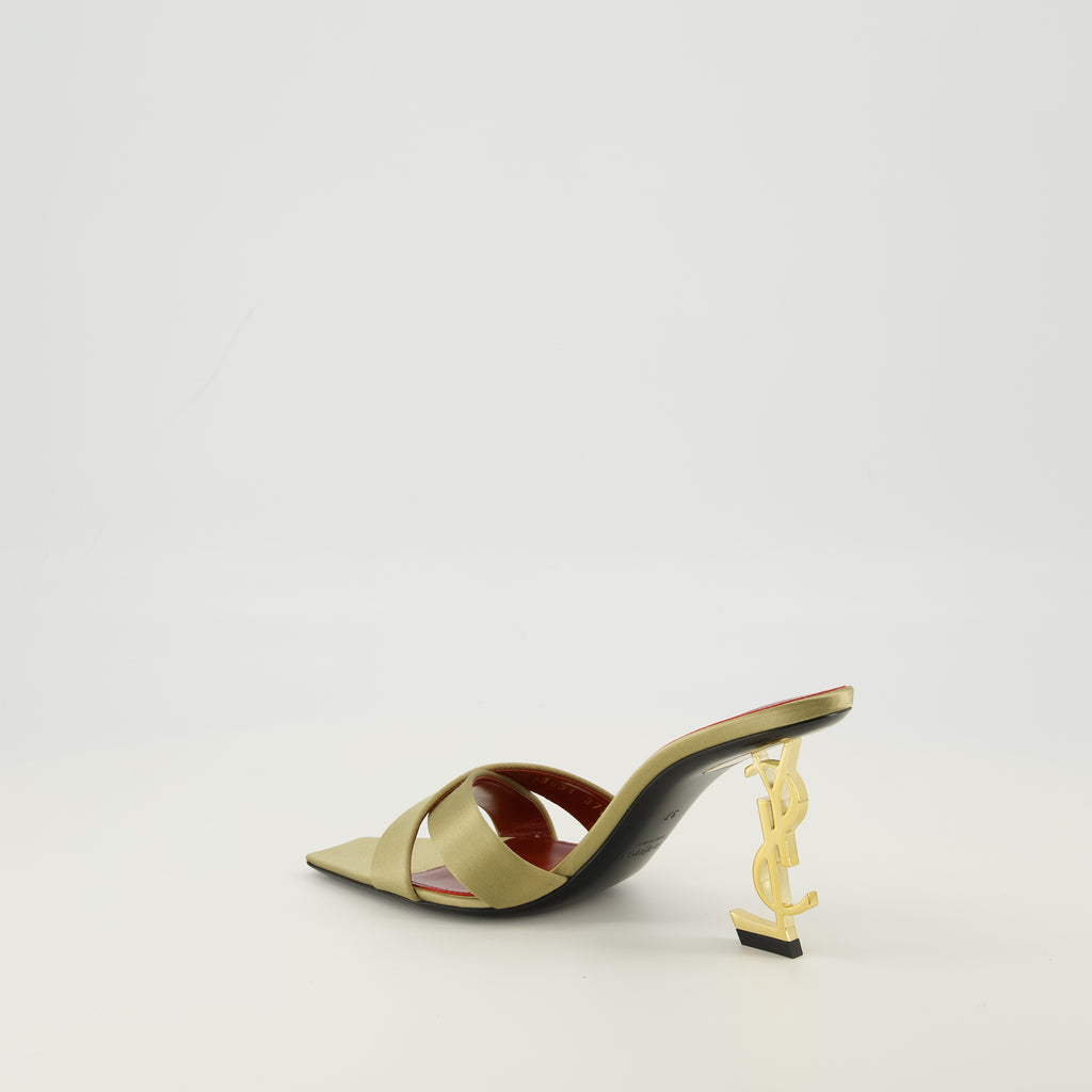 Immagine delle mule con tacco Opyum dorate del marchio Saint Laurent per donna - Collezione Primavera-Estate 2026 - Vista tre quarti posteriore destra