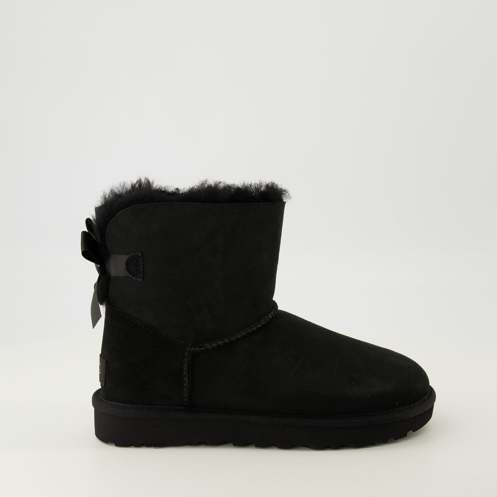 Image de l'article Bottines Mini Bailey Bow II de la marque Ugg pour Femme - Saison Automne-Hiver 2025 - Vue latérale droite