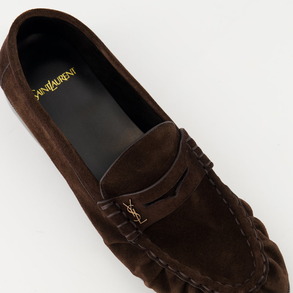 Imagen de los mocasines Loafer Supple de Saint Laurent para Hombre - Temporada Otoño-Invierno 2025 - Vista detallada de arriba