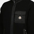 Imagen de la chaqueta de teddy negra con cremallera de la marca Moncler para hombre - Temporada Otoño-Invierno 2025 - Vista Detallada_1