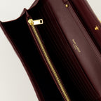 Imagen de la cartera Cassandre de cadena burdeos de la marca Saint Laurent para Mujer - Temporada Otoño-Invierno 2025 - Vista Detallada 3