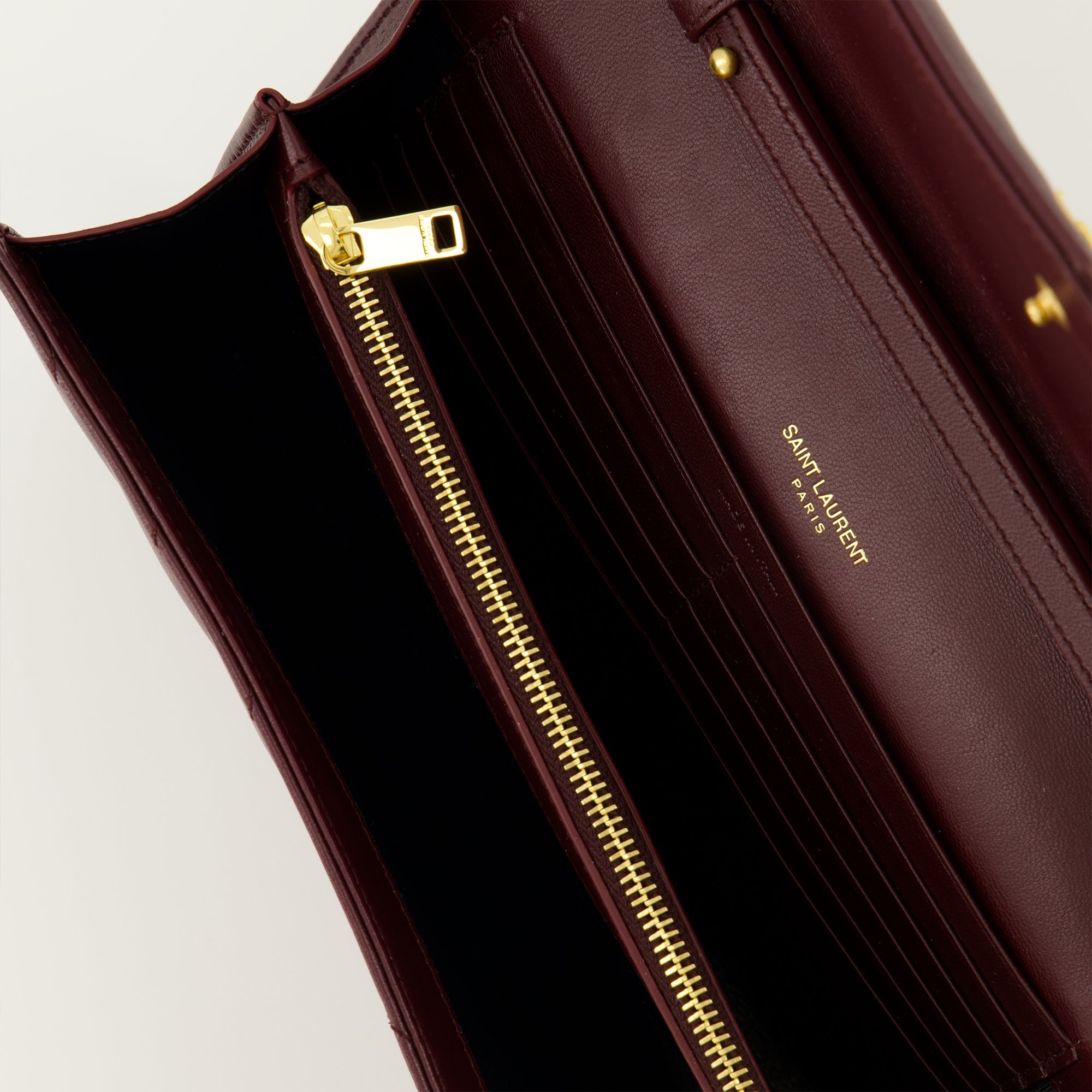 Image de l'article Portefeuille Cassandre à chaîne bordeaux de la marque Saint Laurent pour Femme - Saison Automne-Hiver 2025 - Vue détaillée_3