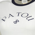 Imagen de la camiseta blanca con logo de Patou para mujer - Temporada Primavera-Verano 2026 - Vista Detallada_2