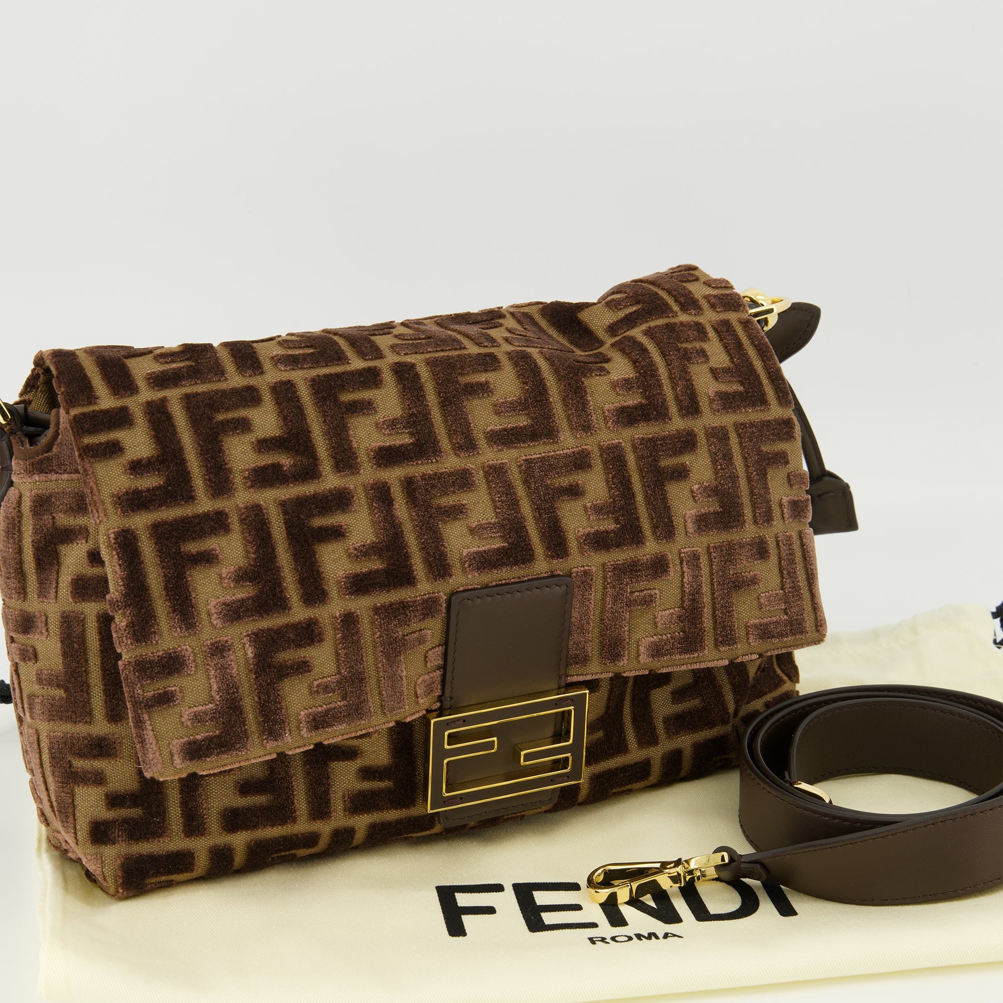 Image de l'article Sac Mamma Baguette en velours marron de la marque Fendi pour Femme - Saison Automne-Hiver 2025 - Vue détaillée_2