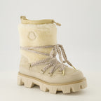 Imagen de las botas de gamuza y shearling Peak de Moncler para mujer - Temporada Otoño-Invierno 2025 - Vista tres cuartos delante derecha
