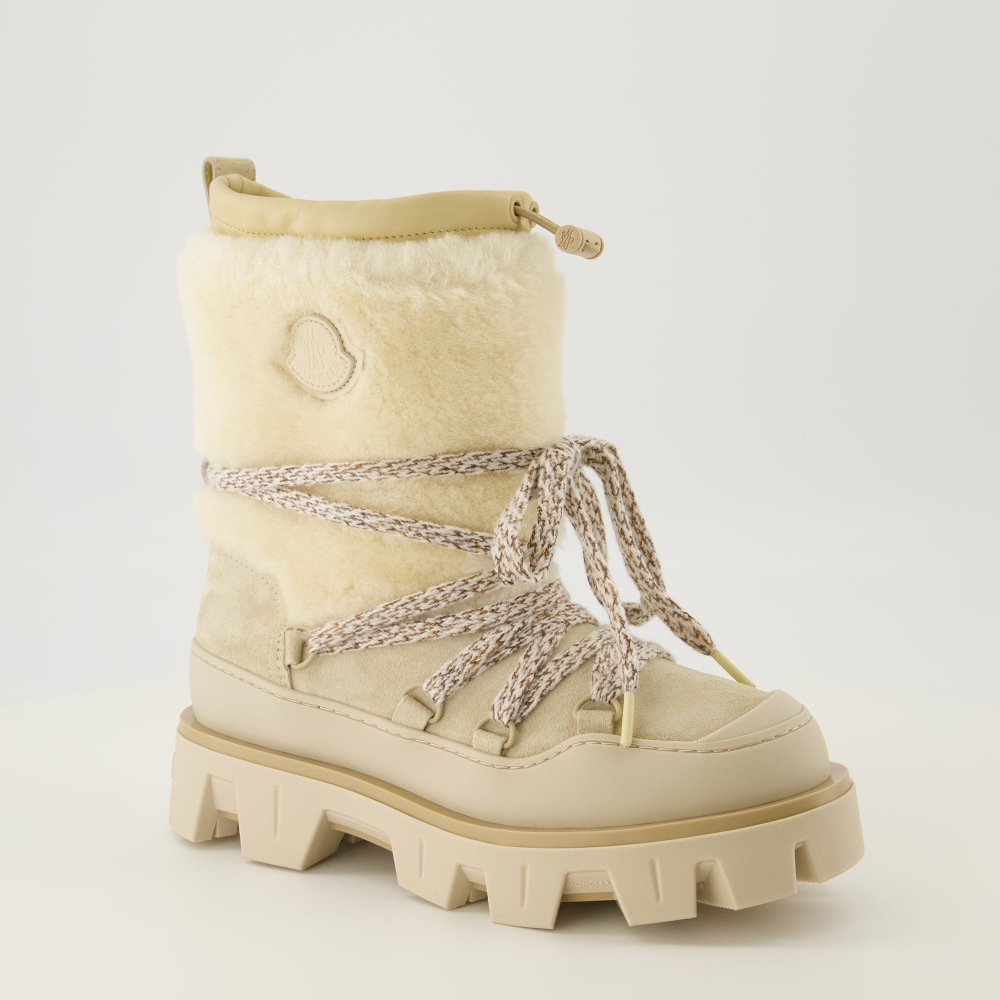 Image de l'article Bottes en daim et shearling Peak de la marque Moncler pour Femme - Saison Automne-Hiver 2025 - Vue trois quarts avant droite