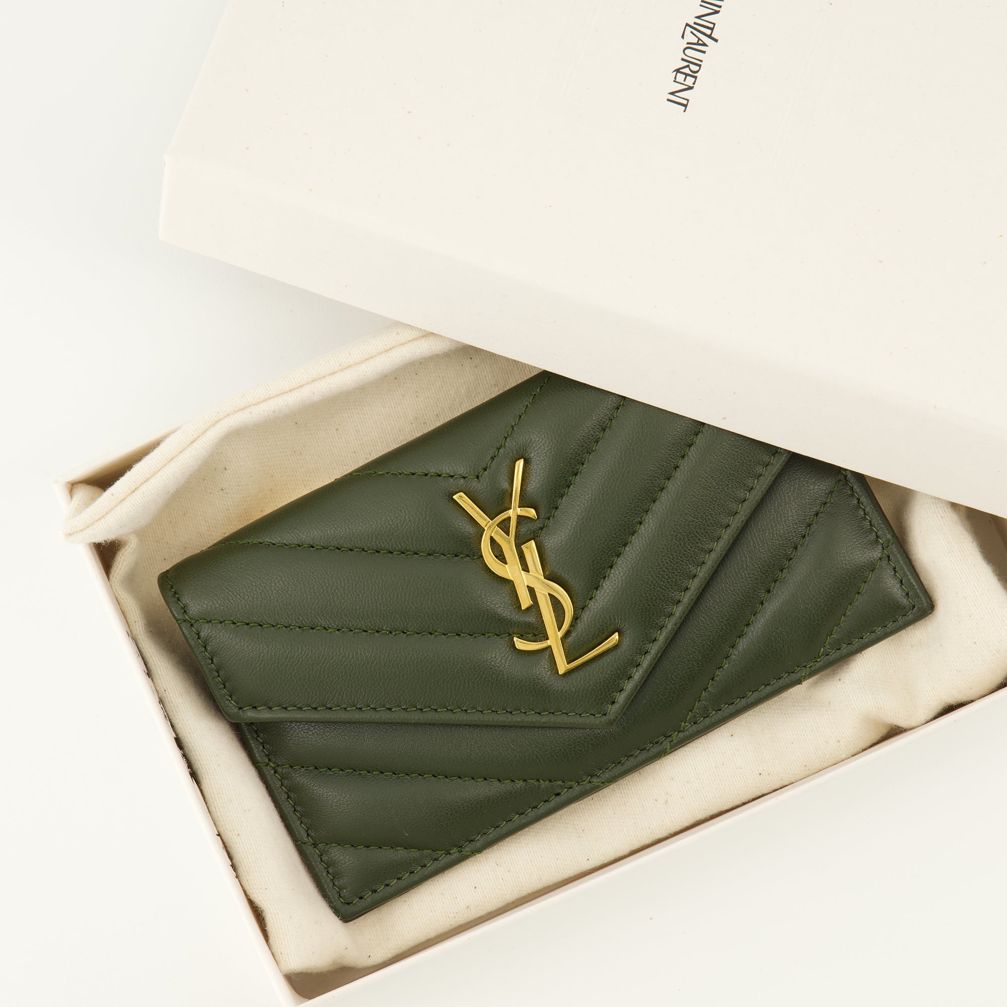 Image de l'article Porte-cartes Cassandre Fragments vert foncé de la marque Saint Laurent pour Femme - Saison Automne-Hiver 2025 - Vue détaillée_3