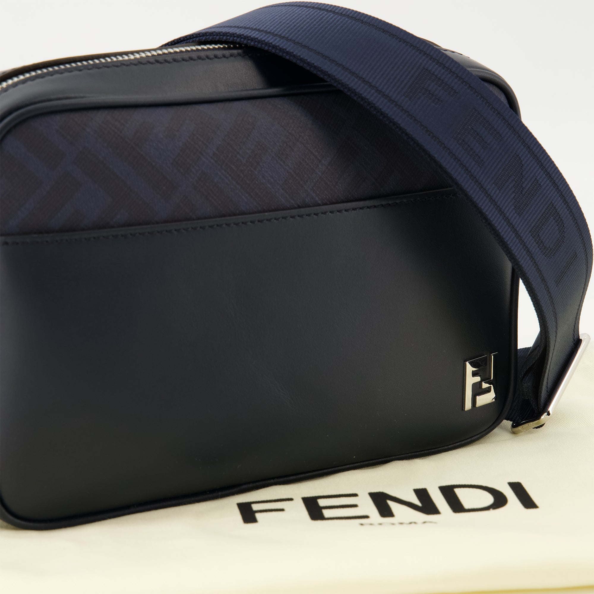 カメラスクエアド FF ネイビーブルーバッグ Fendi - 男性 – myCompañero