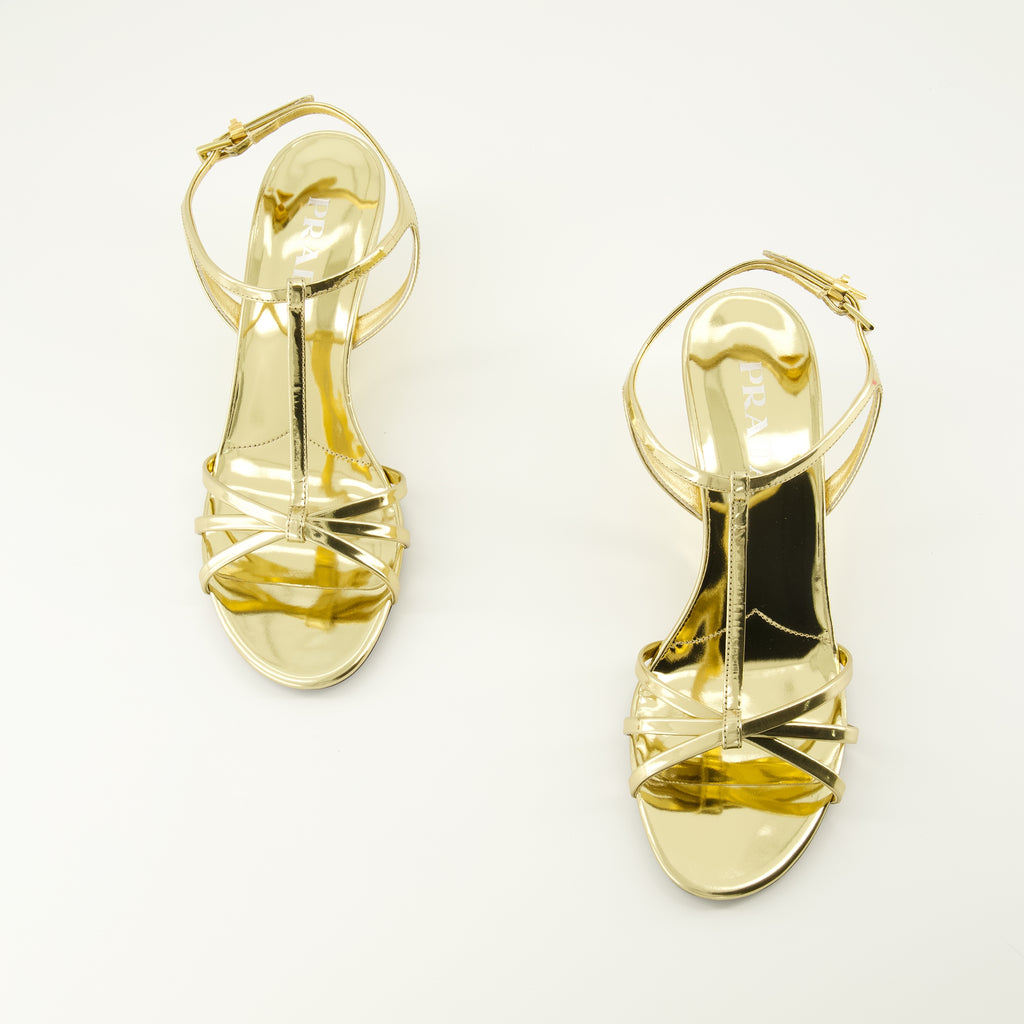 Imagen del artículo Sandalias de tacón de cuero sintético dorado de la marca Prada para mujer - Temporada Primavera-Verano 2026 - Vista superior del par de zapatos