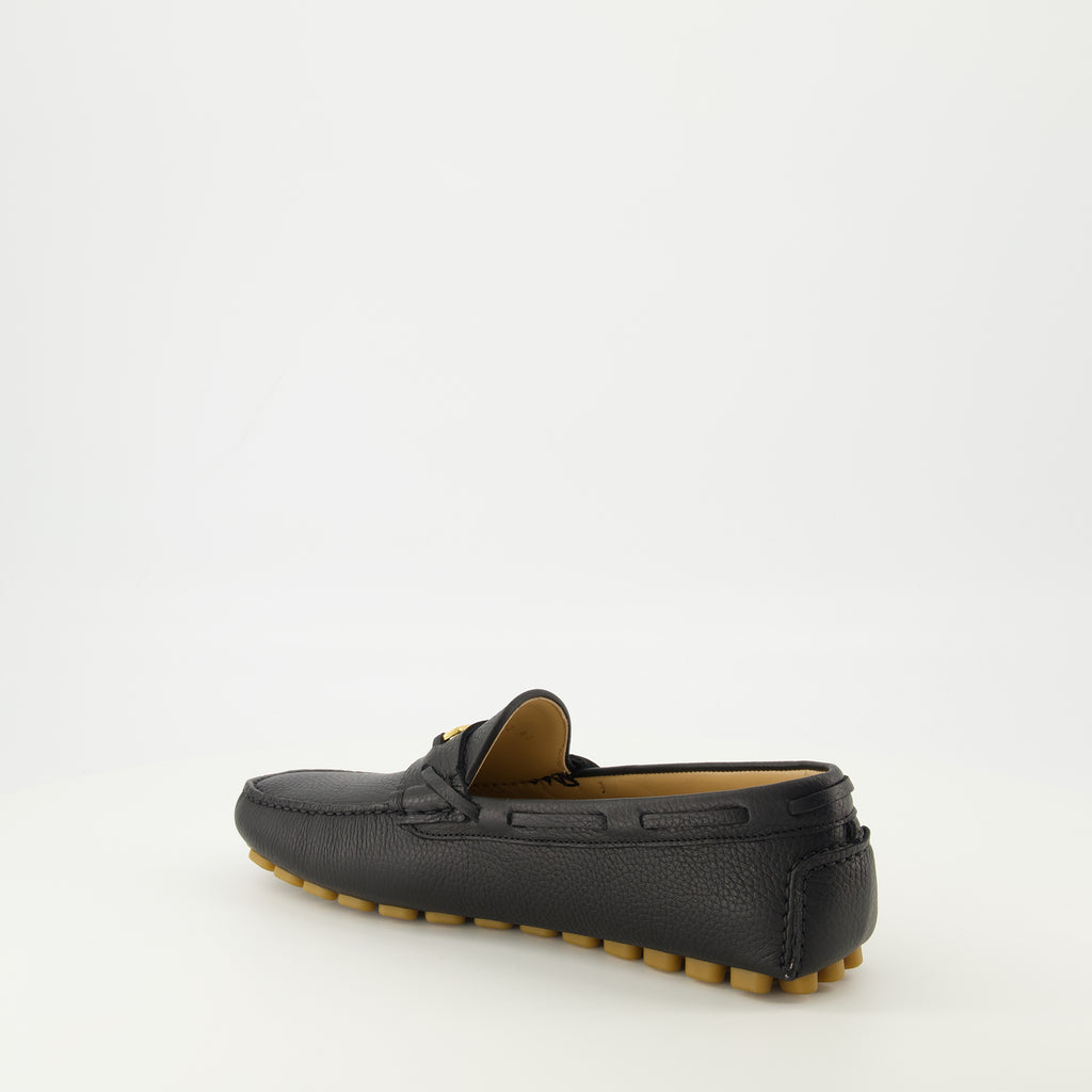 Image de l'article Mocassins Driver en cuir noir de la marque Valentino Garavani pour Homme - Saison Printemps-Été 2026 - Vue trois quarts arrière droite