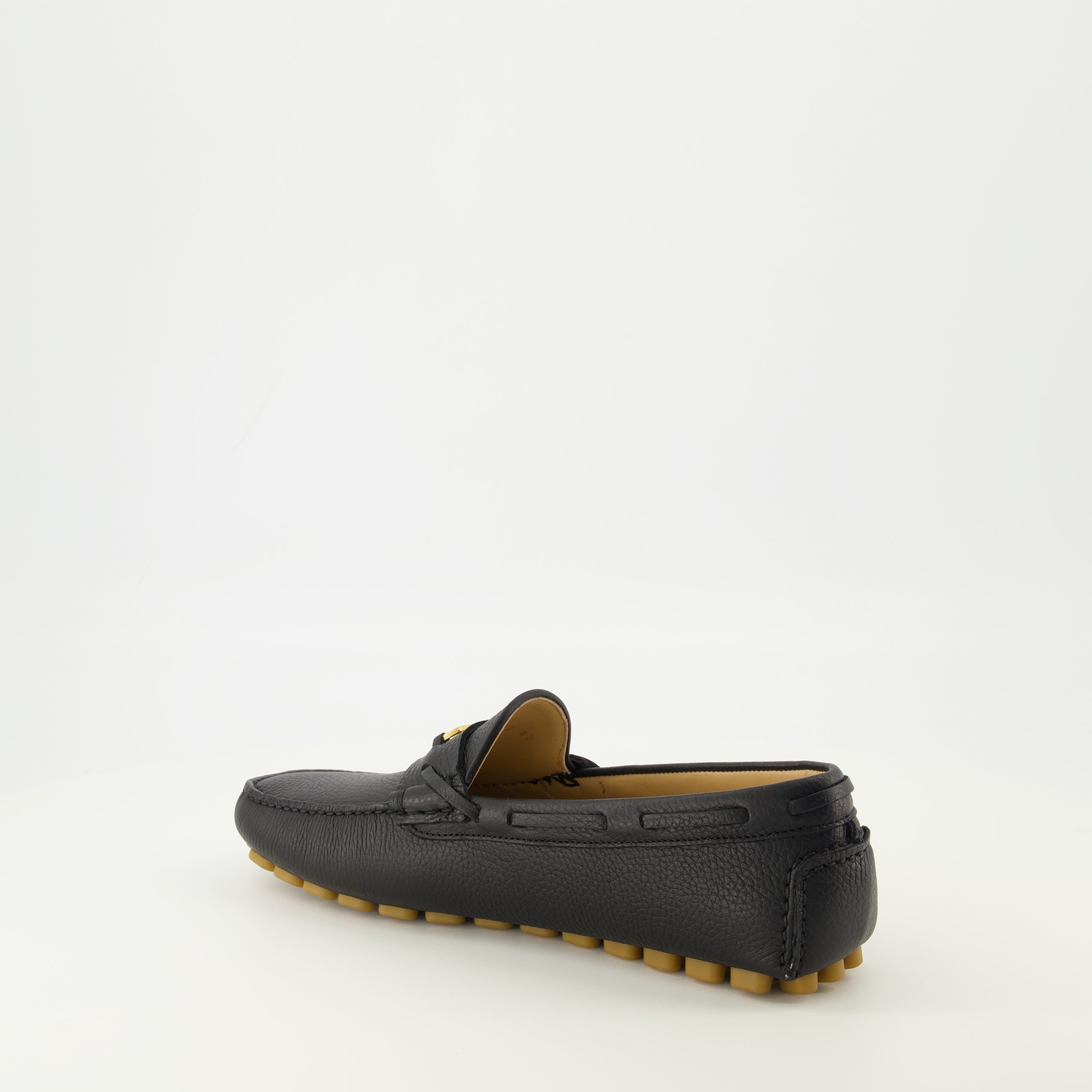 Image de l'article Mocassins Driver en cuir noir de la marque Valentino Garavani pour Homme - Saison Printemps-Été 2026 - Vue trois quarts arrière droite