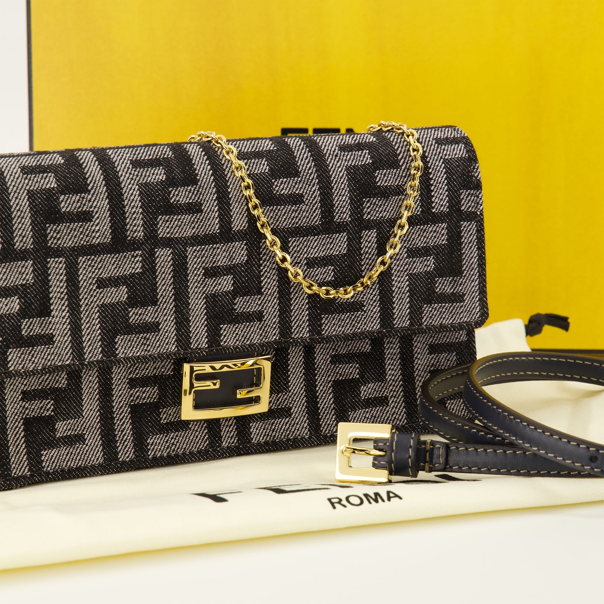 Image de l'article Portfeuille Baguette à chaîne en denim FF gris de la marque Fendi pour Femme - Saison Automne-Hiver 2025 - Vue détaillée_2