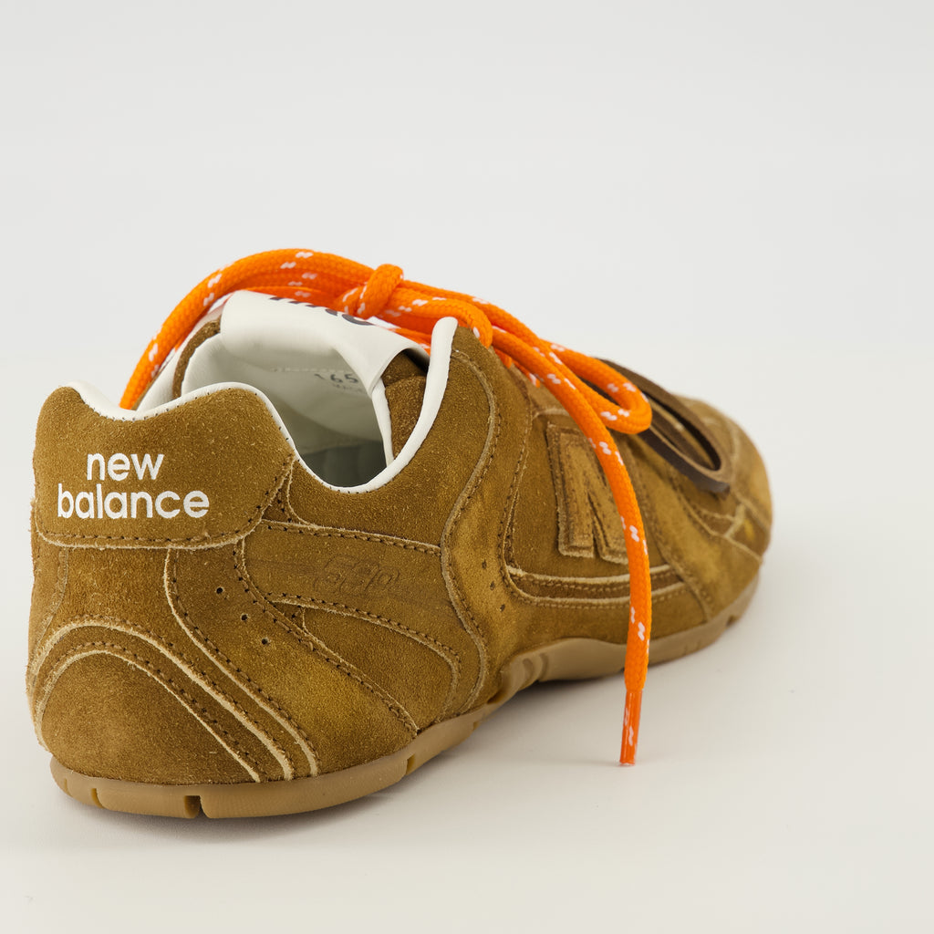 Image of the New Balance x MiuMiu 530 SL brown sneakers by Miu Miu for Women - Spring-Summer 2026 - Back view