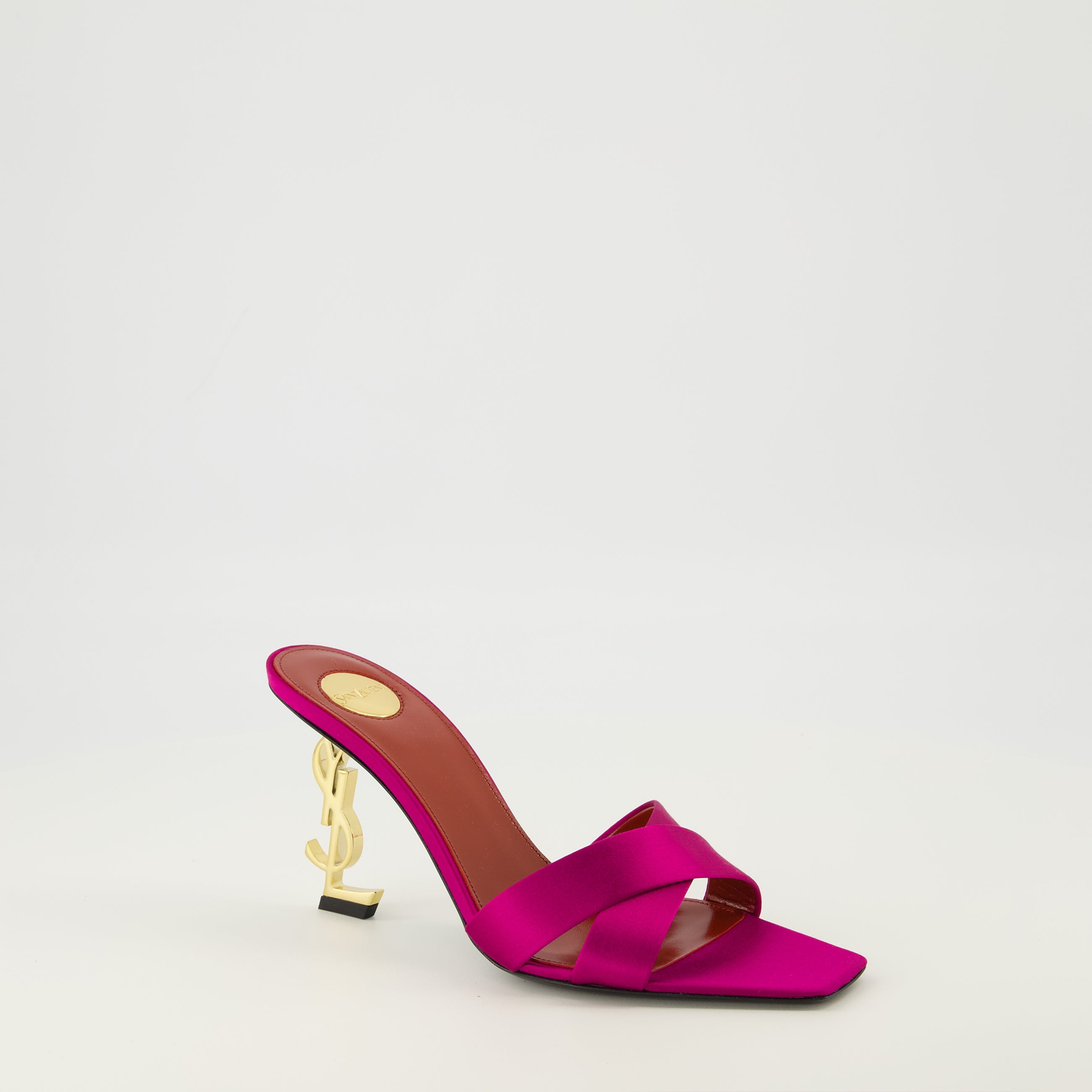 Imagen de las mules de tacón Opyum rosas de la marca Saint Laurent para Mujer - Temporada Primavera-Verano 2026 - Vista tres cuartos frontal derecha