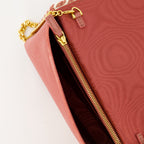 Imagem da Clutch em Veludo da Valentino Garavani para Mulheres - Temporada Outono-Inverno 2025 - Vista Detalhada_3