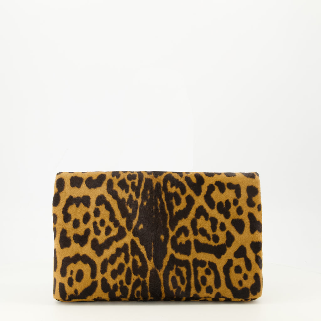 Image de l'article Pochette Cassandre effet pony marron de la marque Saint Laurent pour Homme - Saison Printemps-Été 2026 - Vue de Dos