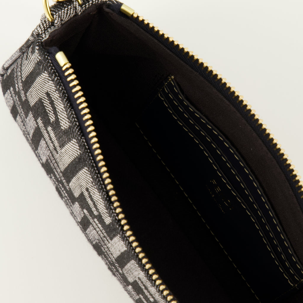 Image de l'article Pochette Baguette en denim FF de la marque Fendi pour Femme - Saison Automne-Hiver 2025 - Vue détaillée_3