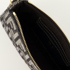 Bild der Fendi FF Denim Baguette Tasche für Damen - Herbst-Winter 2025 - Detaillierte Ansicht 3