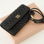 Imagen de la billetera cruzada negra de la marca Miu Miu para mujer - Temporada Primavera-Verano 2026 - Vista Detallada_2