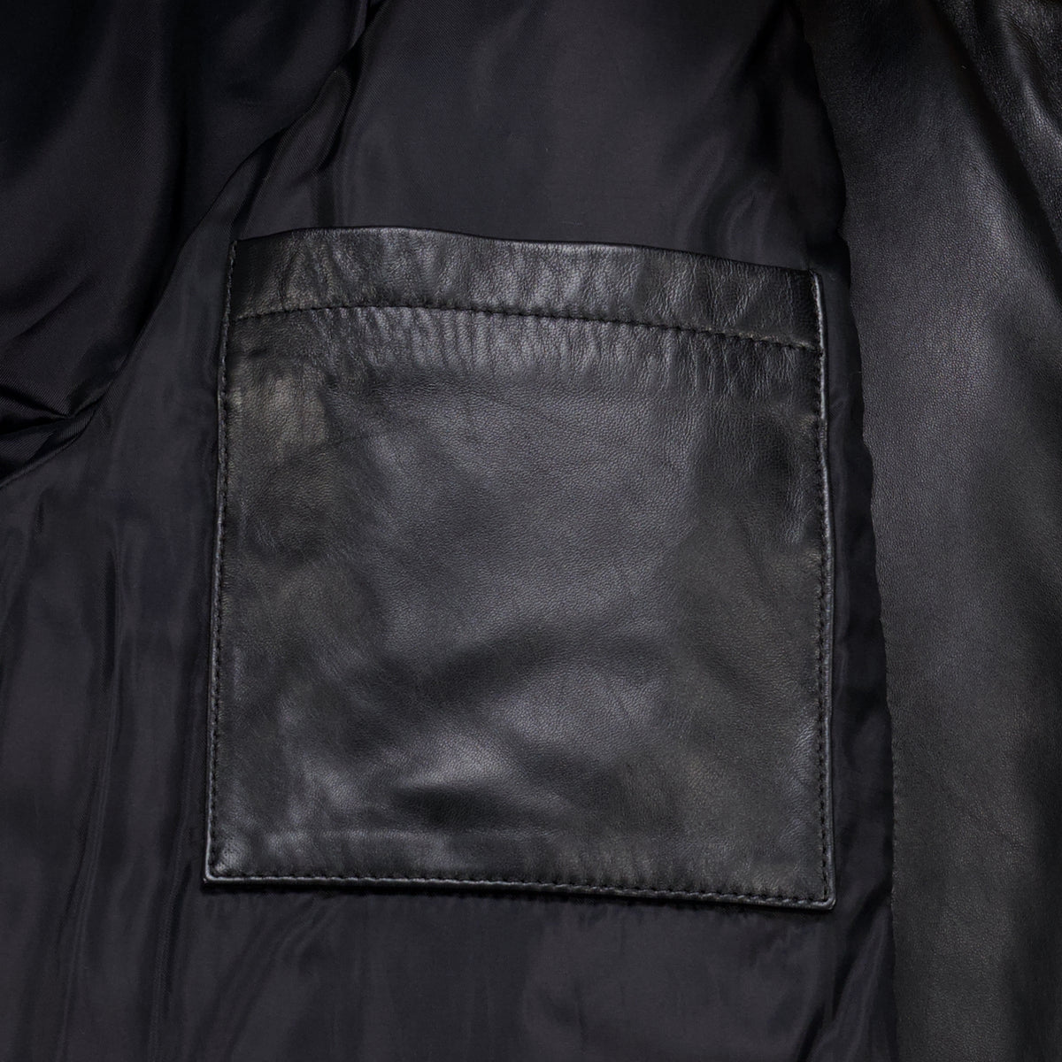 Manteaux Schwarze gepolsterte Lederjacke Ami PARIS Noir Unisexe