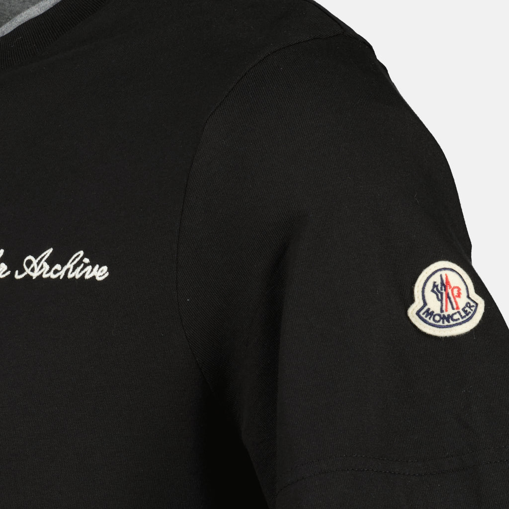 Imagen de la camiseta negra con logo bordado de la marca Moncler para Hombre - Temporada Primavera-Verano 2026 - Vista Detallada_2