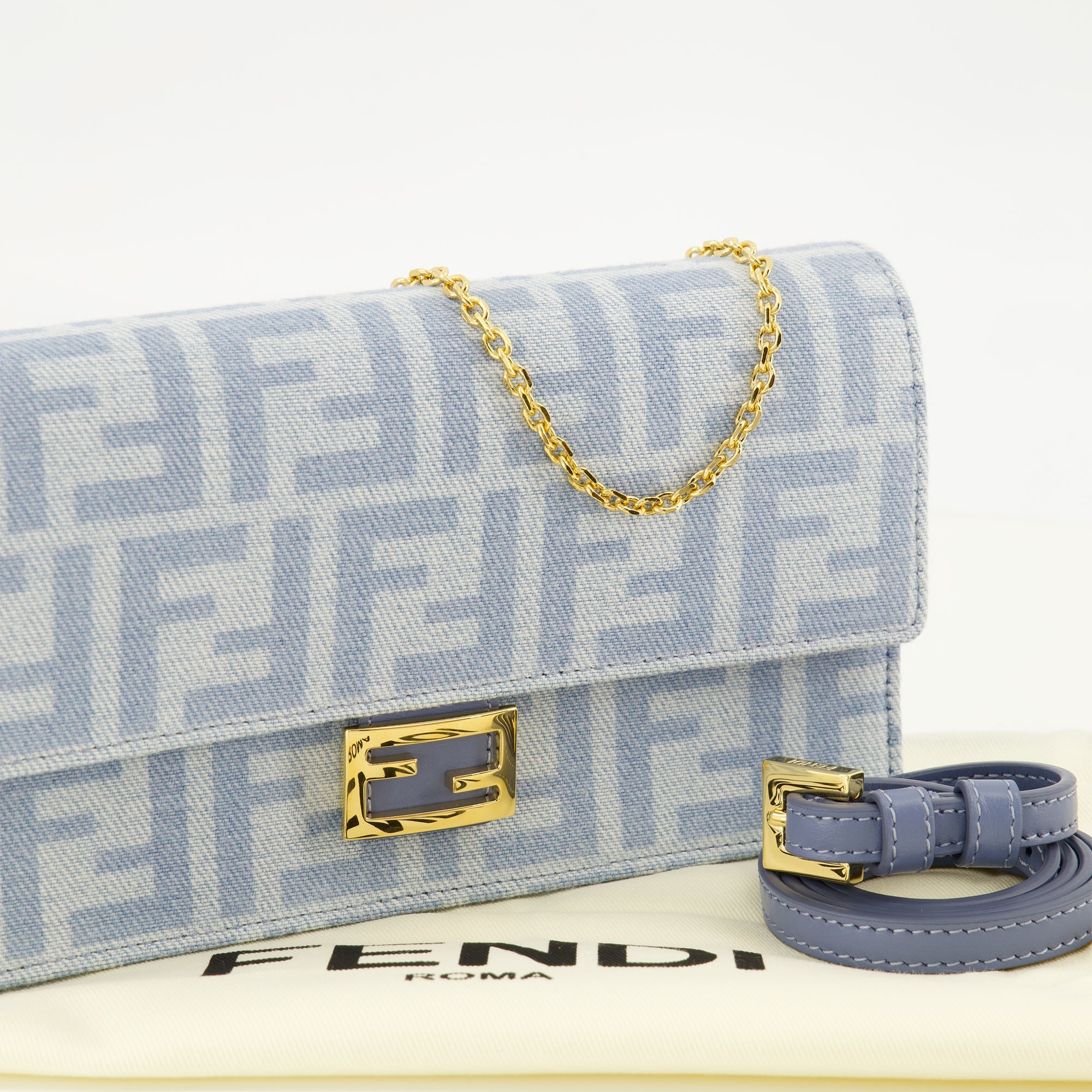 Sacs à main et épaule 바게트 데님 FF 블루 체인 지갑 Fendi Bleu Femme