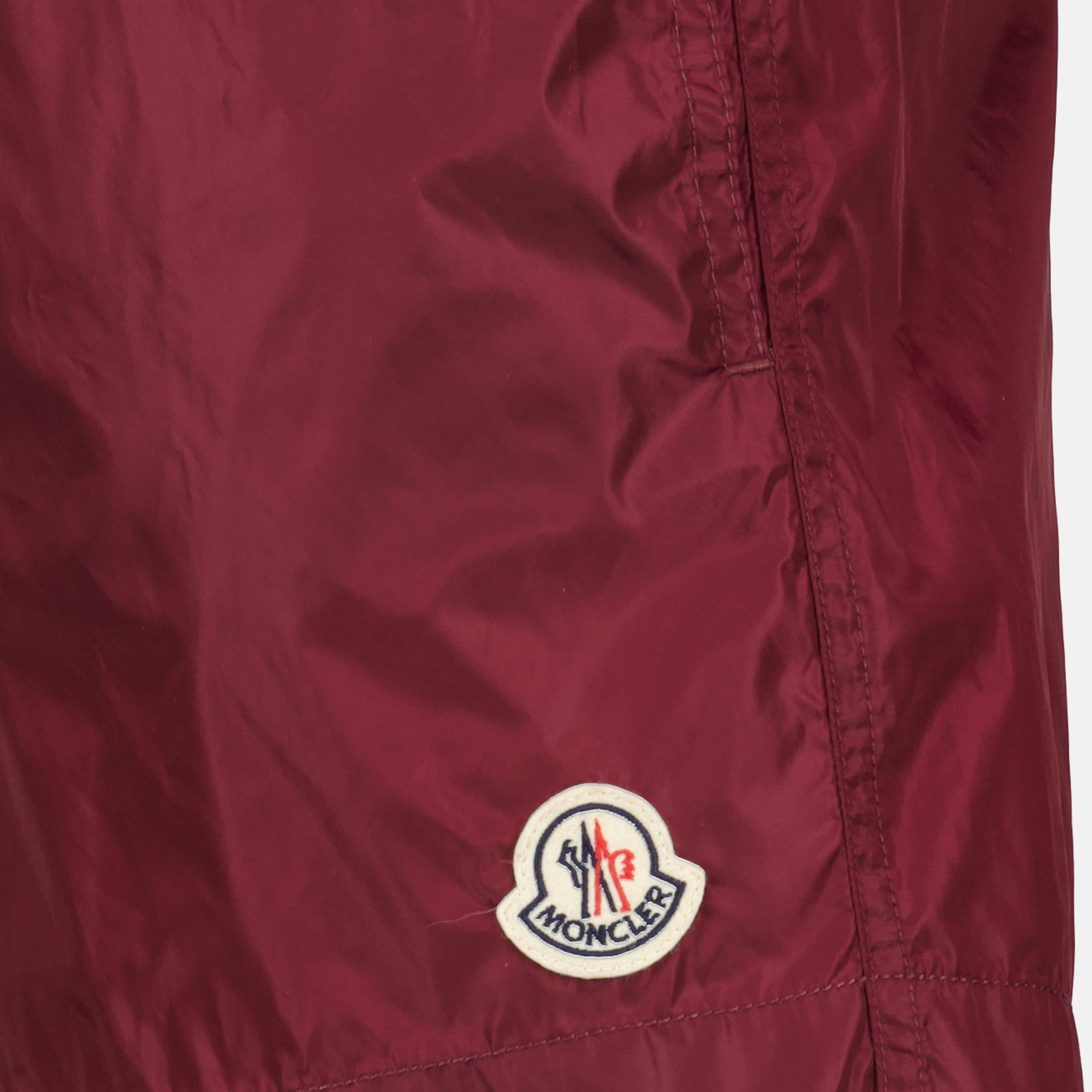 Image de l'article Short de bain bordeaux en nylon de la marque Moncler pour Homme - Saison Printemps-Été 2026 - Vue détaillée_1