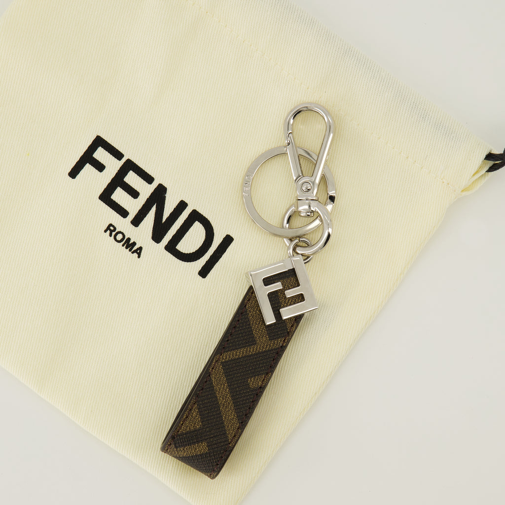 Imagem do porta-chaves Squared FF castanho da marca Fendi para Homem - Coleção Primavera-Verão 2026 - Vista Detalhada_2