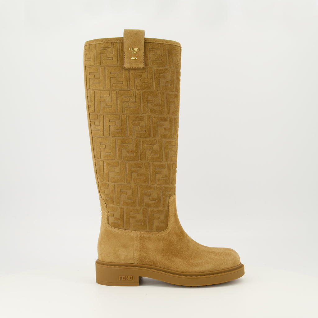 Image de l'article Bottes Filo en daim marron de la marque Fendi pour Femme - Saison Automne-Hiver 2025 - Vue latérale droite
