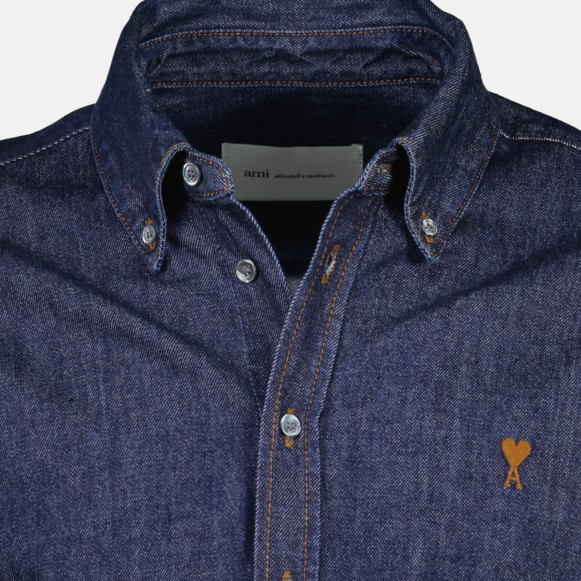 Image of the AMI heart denim shirt in blue from the brand Ami PARIS for Unisex - Spring-Summer 2026 - Detailed View_2
