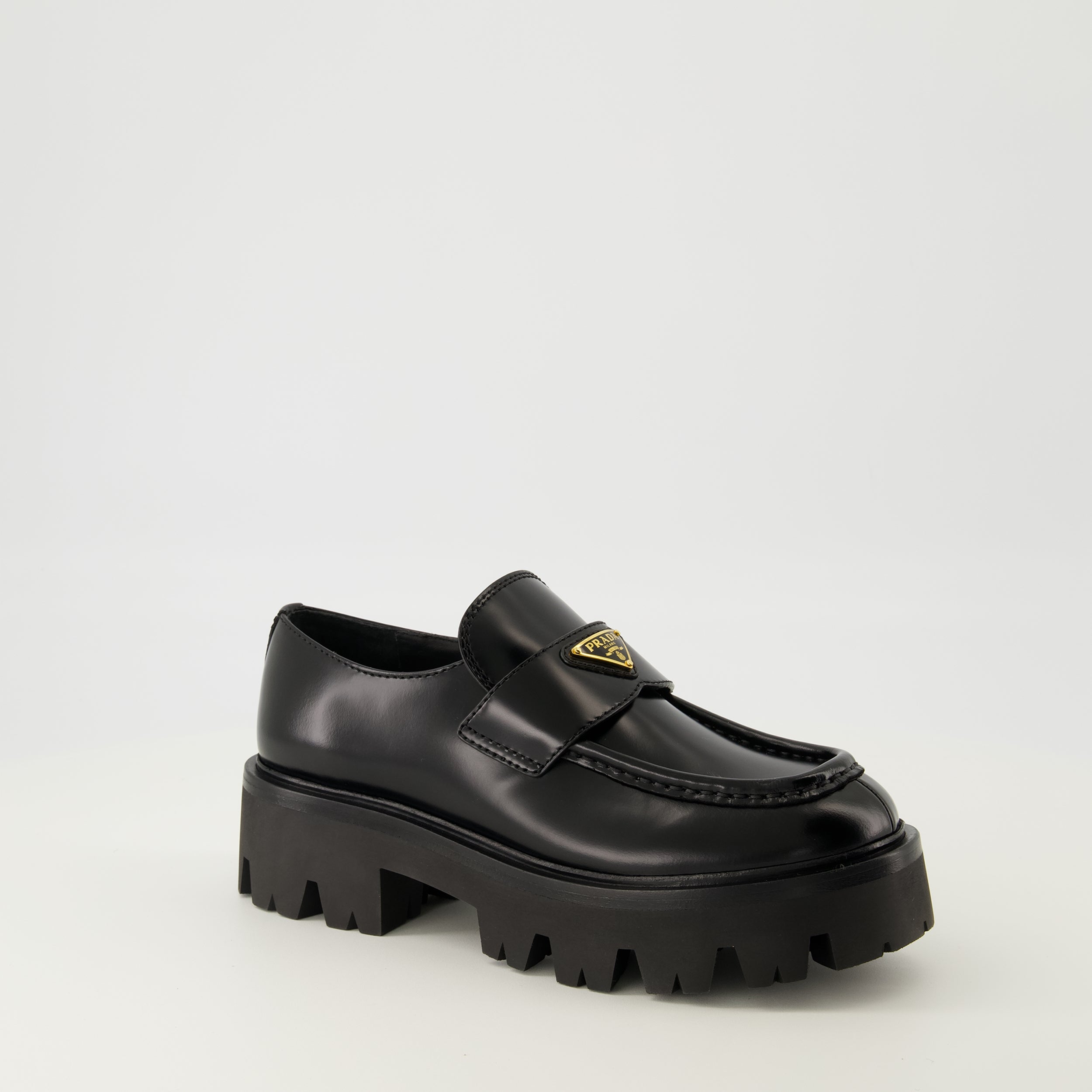 Image de l'article Mocassins en cuir de la marque Prada pour Femme - Saison Automne-Hiver 2025 - Vue trois quarts avant droite