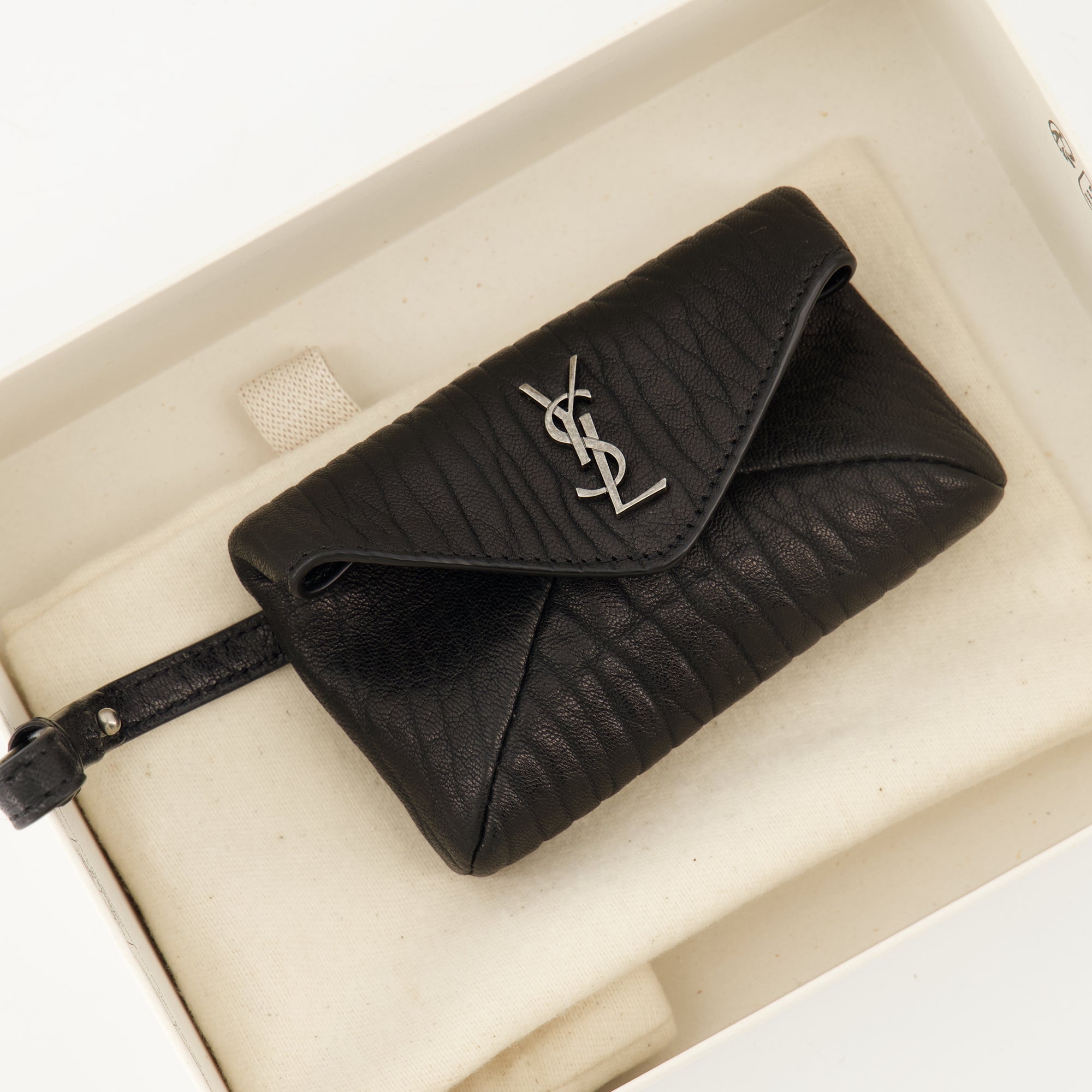 Immagine dell'articolo Micro Enveloppe Cassandre del marchio Saint Laurent per Donna - Stagione Autunno-Inverno 2025 - Vista Dettagliata_2