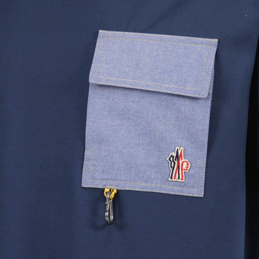 Immagine dell'articolo T-shirt con tasca in denim blu navy da uomo di Moncler Grenoble - Primavera-Estate 2026 - Vista Dettagliata_1